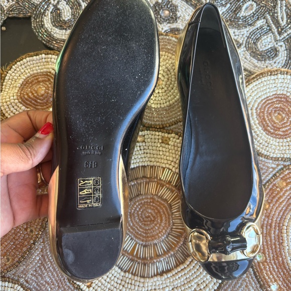 Gucci Women's Black Flats with Gold Detailing - Picture 3 of 5